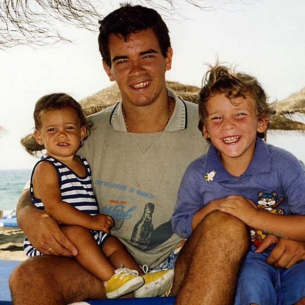 Iligo Onieva, con su padre y su hermana Alejandra en una imagen de la infancia que publicó en sus redes sociales. 