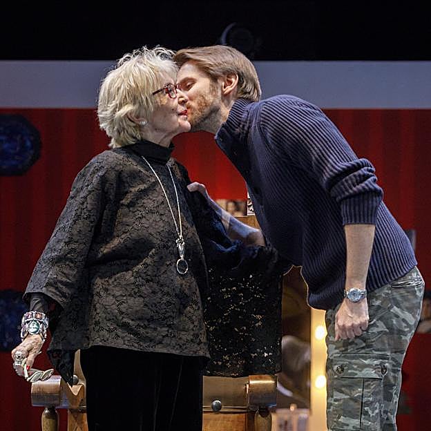 Concha Velasco ha interpretado algunas obras escritas por su hijo Manuel. 