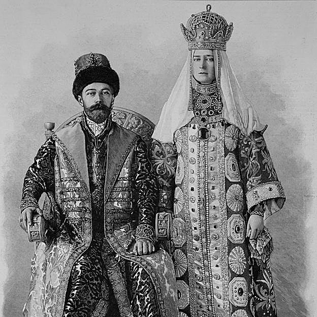 El zar Nicolás II y su esposa Alejandra, el dia de su boda.