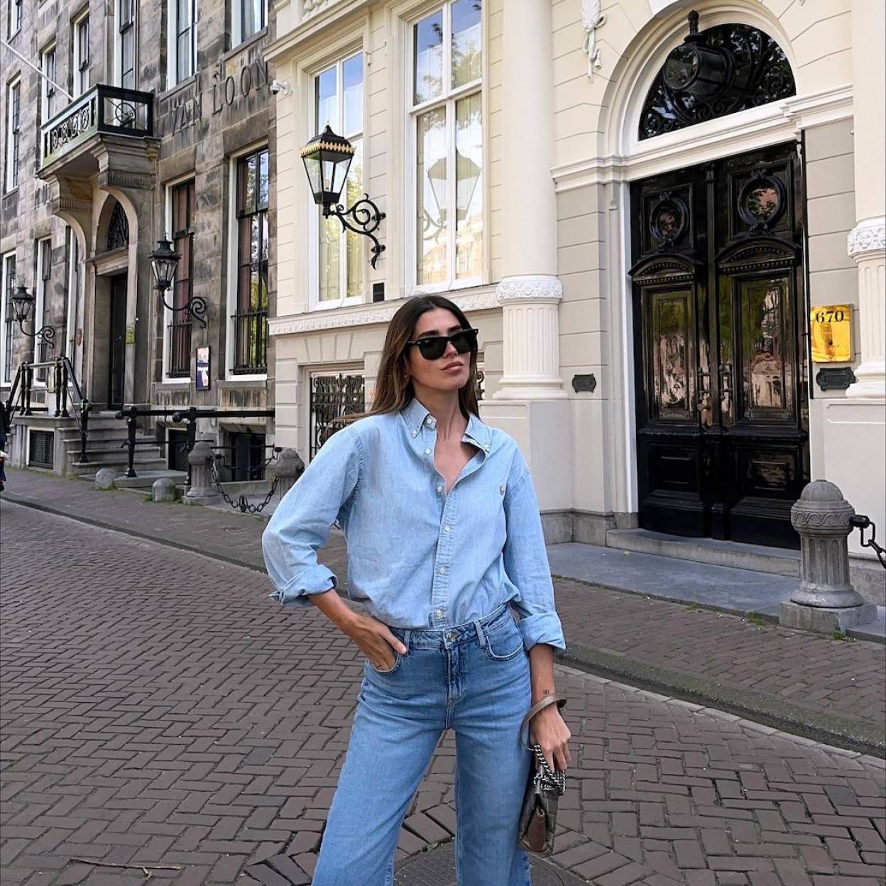 La influencer lleva la tendencia del total denim con una camisa vaquera para verano