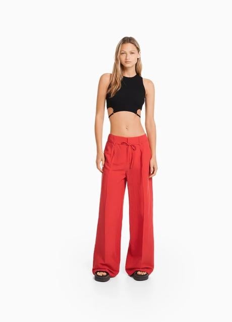 Imagen - Pantalones de lino rojos de Bershka, 12,99 euros.