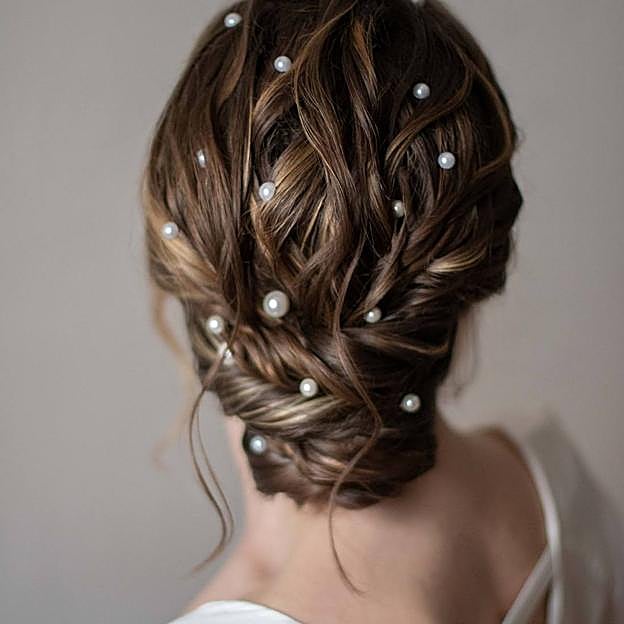 Tendencia de peinado de novia 2023 con detalles de perlas