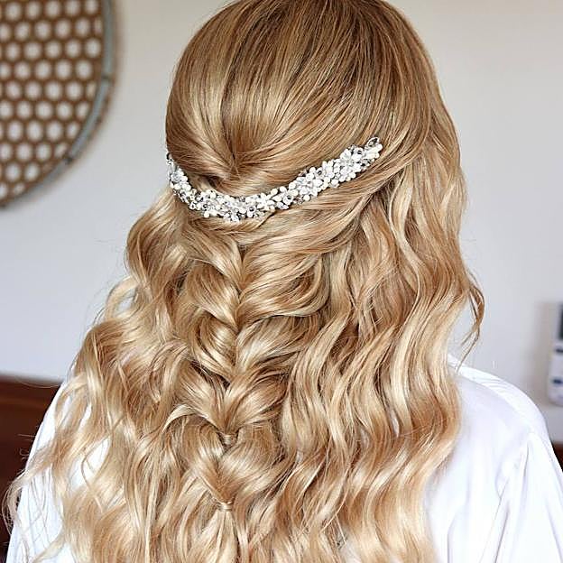 Semirrecogido para pelo rizado como peinado de novia tendencia