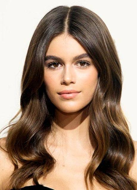 Imagen - Kaia gerber con pelo castaño chocolate con mechas miel