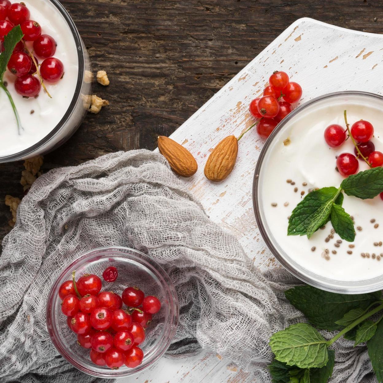 Yogur griego con frutos rojos y hojas de menta. 