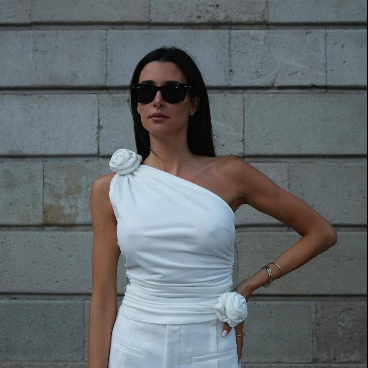 La influencer lleva una camiseta básica en tendencia