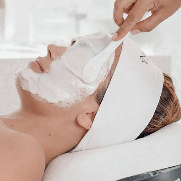 Limpieza facial en el salón de belleza Carolina de Castro