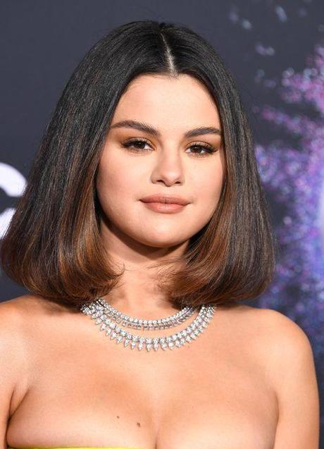 Imagen - Selena Gómez con raya en el pelo en medio favorecedora para rostro redondo