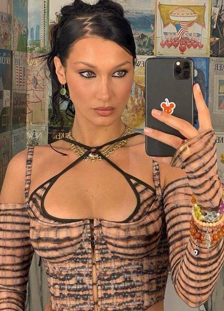 Imagen - Bella Hadid con raya en el pelo tendencia con forma de zigzag