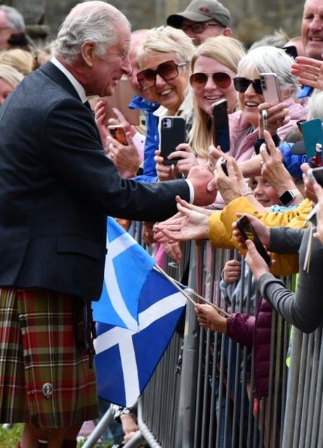 Imagen - El rey Carlos III saluda al público congregado en la ceremonia de las Llaves. (IG)