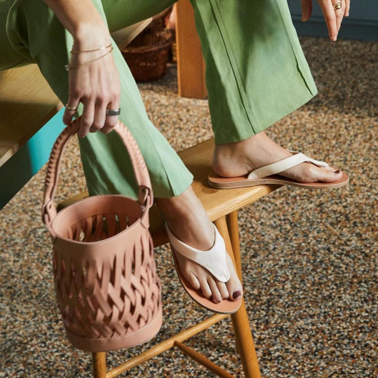 Una influencer con sandalias.