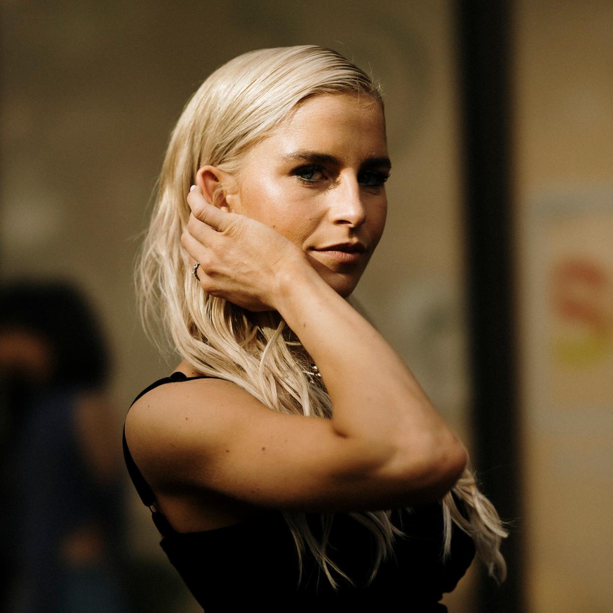 Una mujer con el rostro iluminado.