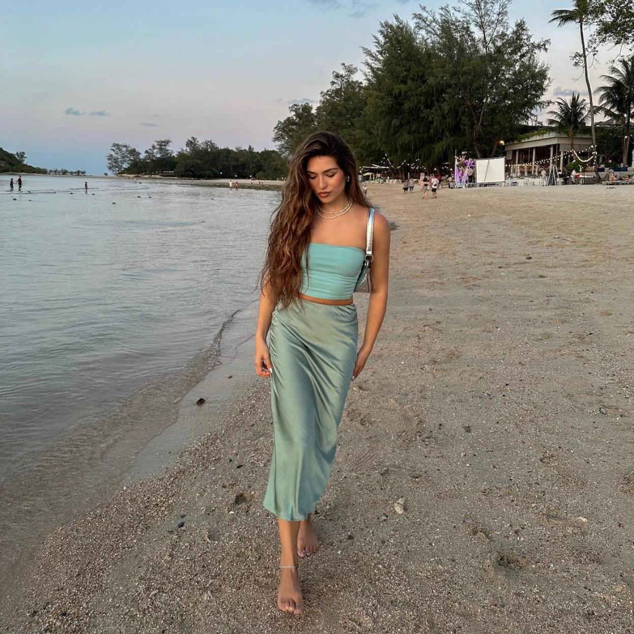 Influencer con falda satinada