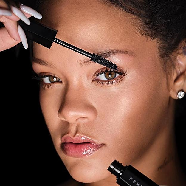 La cantante Rihanna con un producto de su marca, Fenty Beauty.
