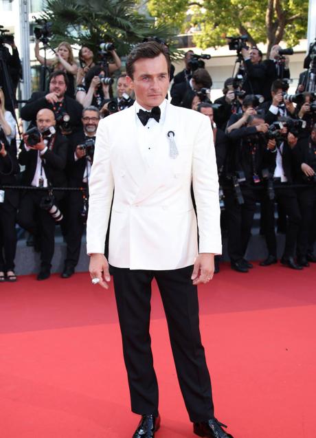 Imagen - Rupert Friend con broche y anillo de Boucheron.