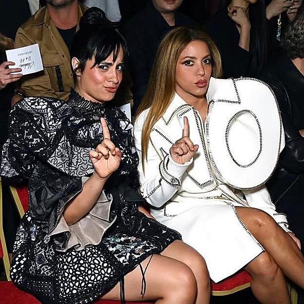 Camila Cabello y Shakira en el desfile de Viktor&Rolf.