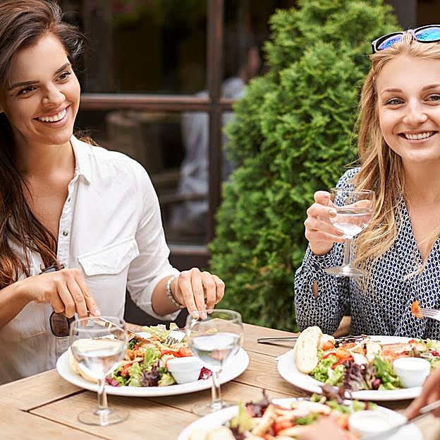Dos amigas cenando en un restaurante. 