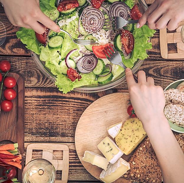 Consecuencias para la salud de cenar tarde y cuál es la hora ideal para hacerlo