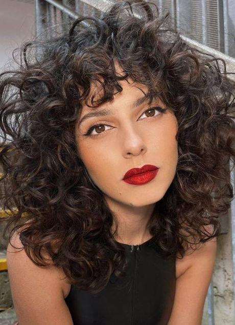 Imagen - Mujer con corte de pelo encrespado rizado estilo long bob