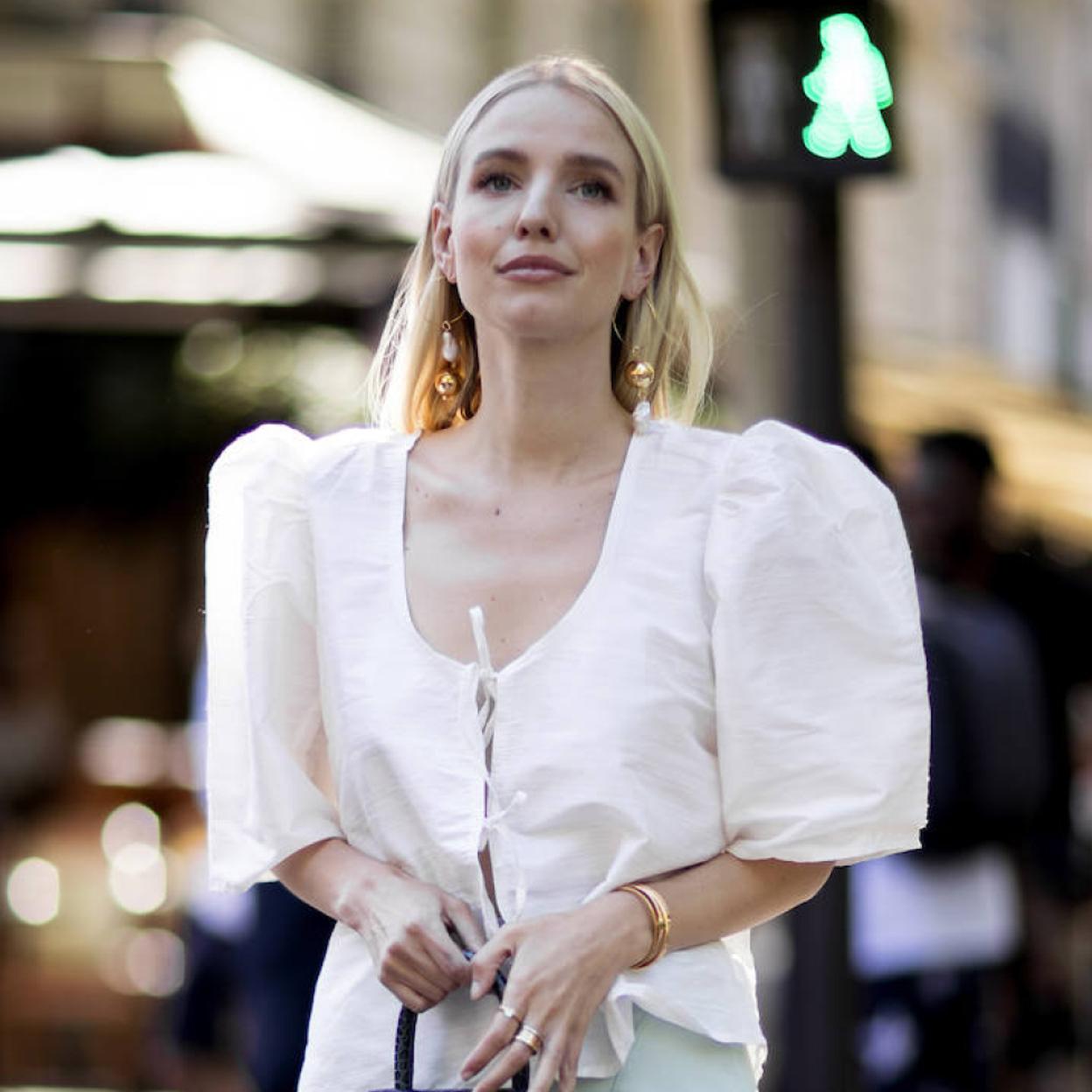 Influencer con piel de cuello y escote firme