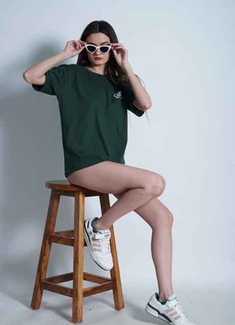 Imagen - Mujer sentada en taburete/PEXELS