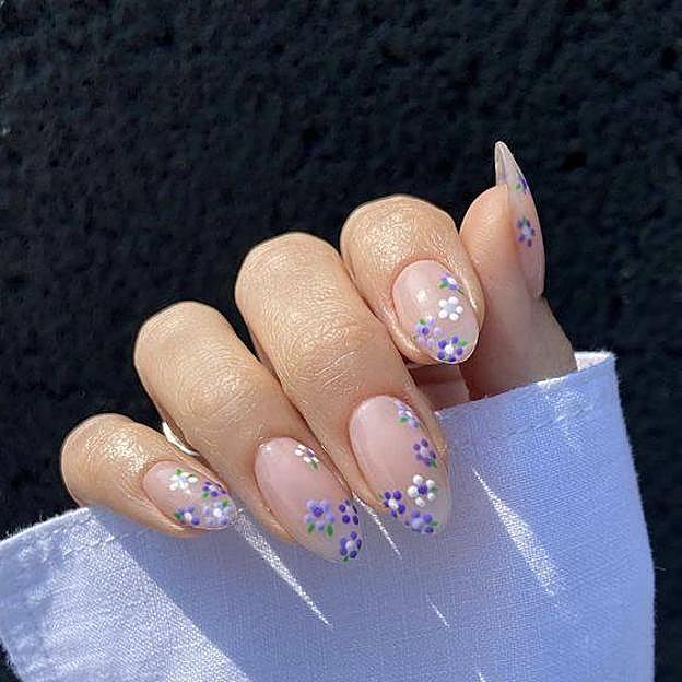 Manicura con diseño de flores en lila tendencia