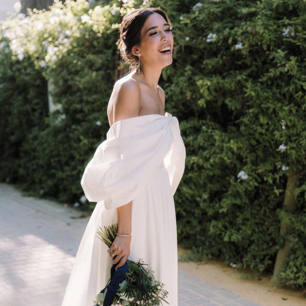 Una mujer con vestido de novia.