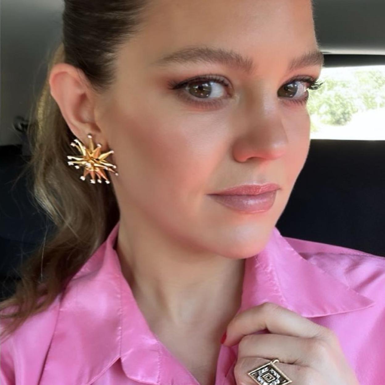 Isabelle Junot de camino a la boda de Tamara Falcó.