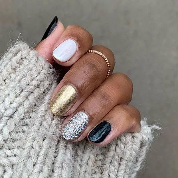 Uñas mismatch con esmaltes metalizados y glitter