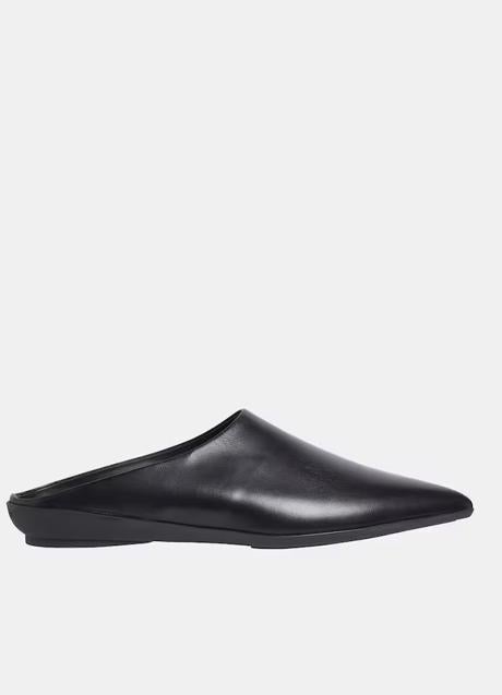Imagen - Mules negros planos de Calvin Klein, 169,90 euros.