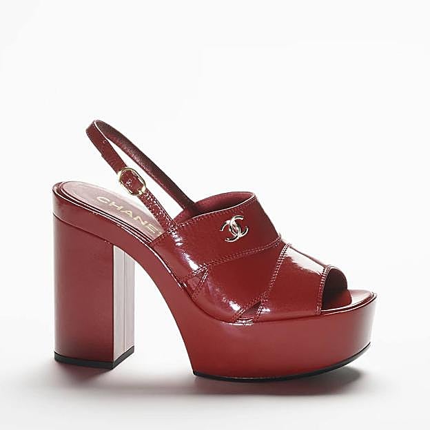 Imagen principal - Sandalias de plataforma de Chanel en color rojo oscuro, marrón claro y negro