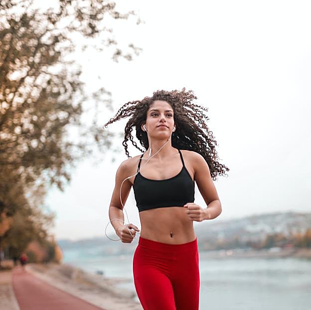 Puedes perder peso solo caminando si aplicas estos cinco trucos de los expertos de Harvard