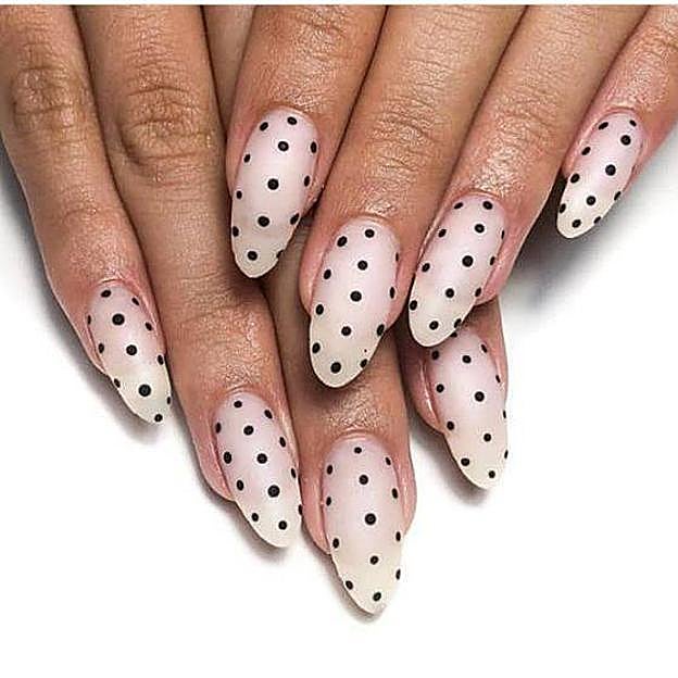 Uñas con lunares en blanco y negro