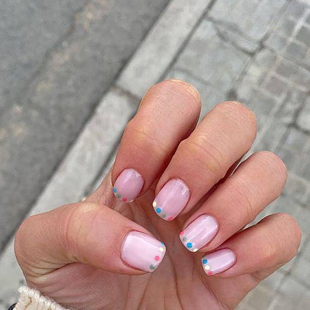 Manicura francesa con puntos