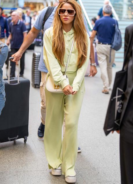 Imagen - Shakira con chándal y zapatillas en el aeropuerto de Londres. / GTRES