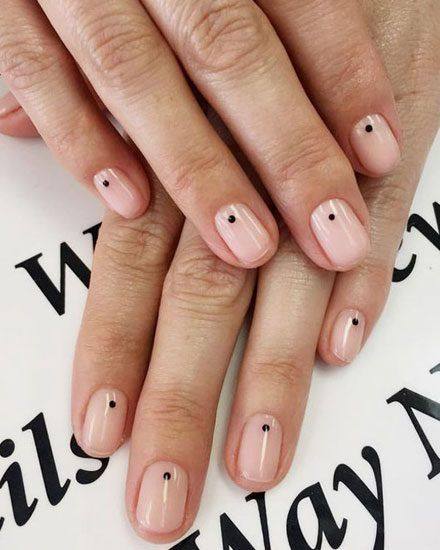 Manicura con puntos minimal