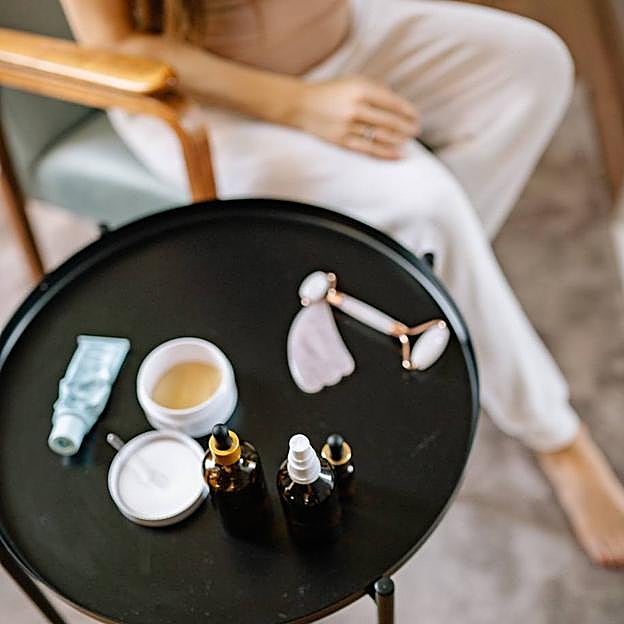 Rutina con aceite de árbol de té para la piel sobre la mesa