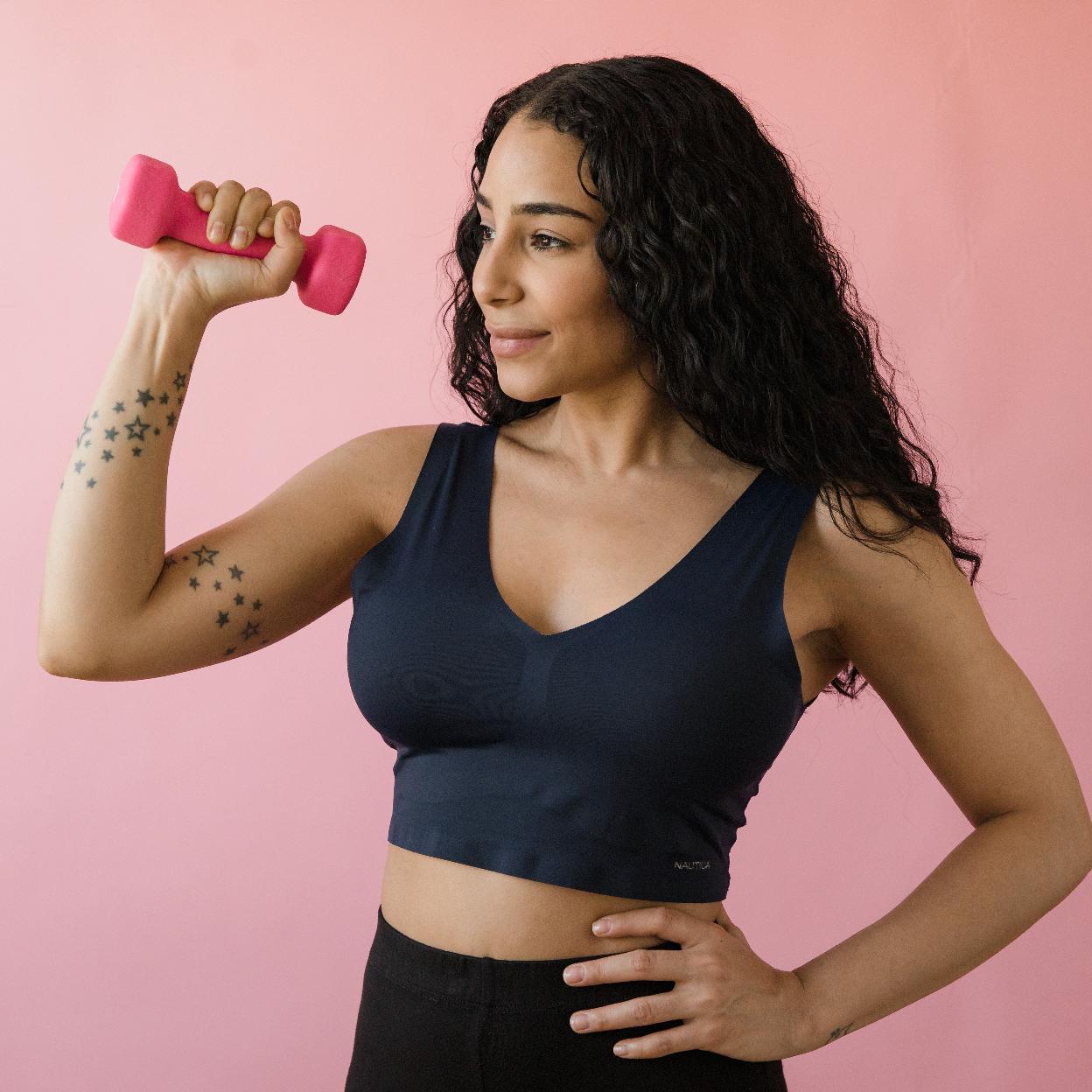Una mujer entrenando con pesas.