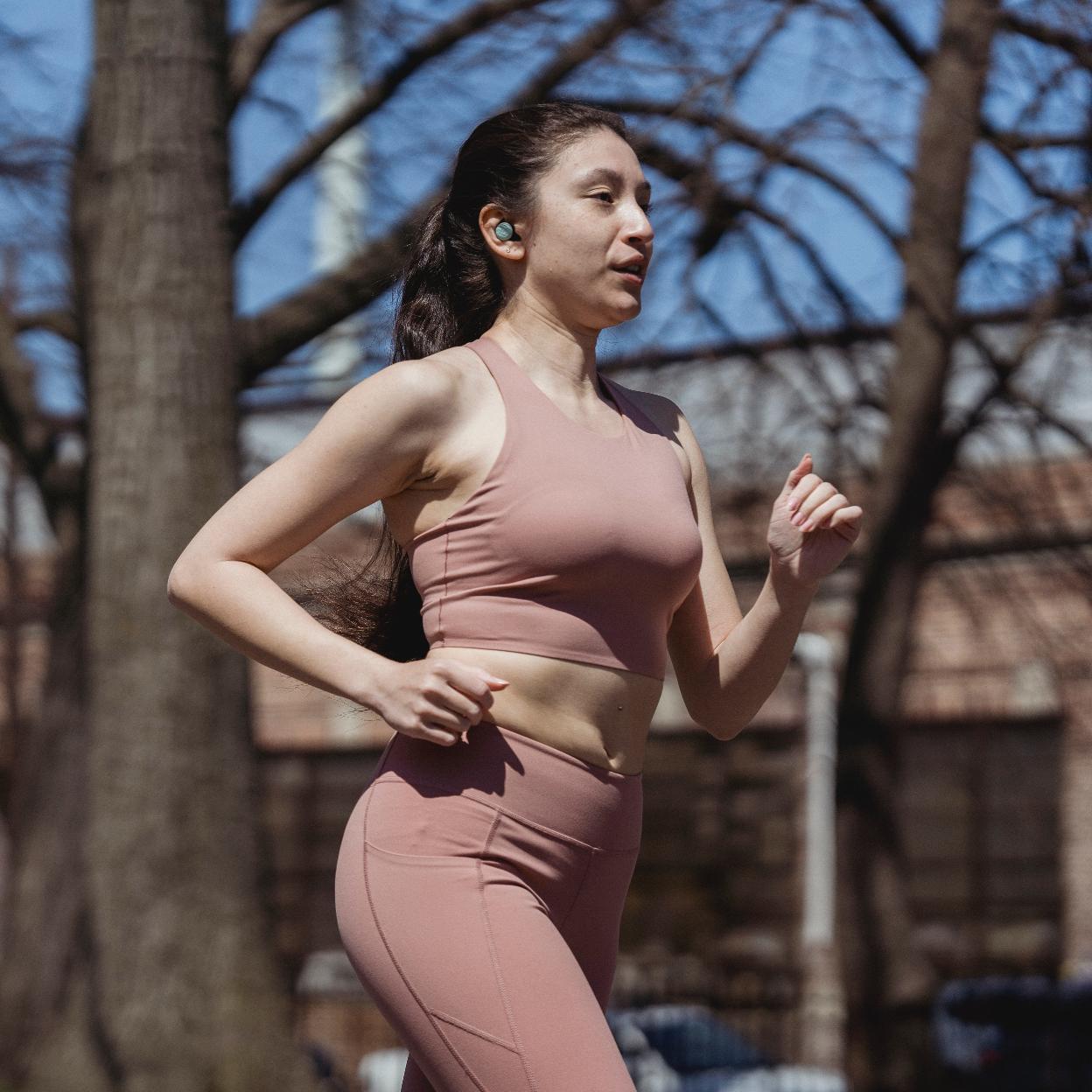 Running jacks, la variante de los jumping jacks para perder más peso