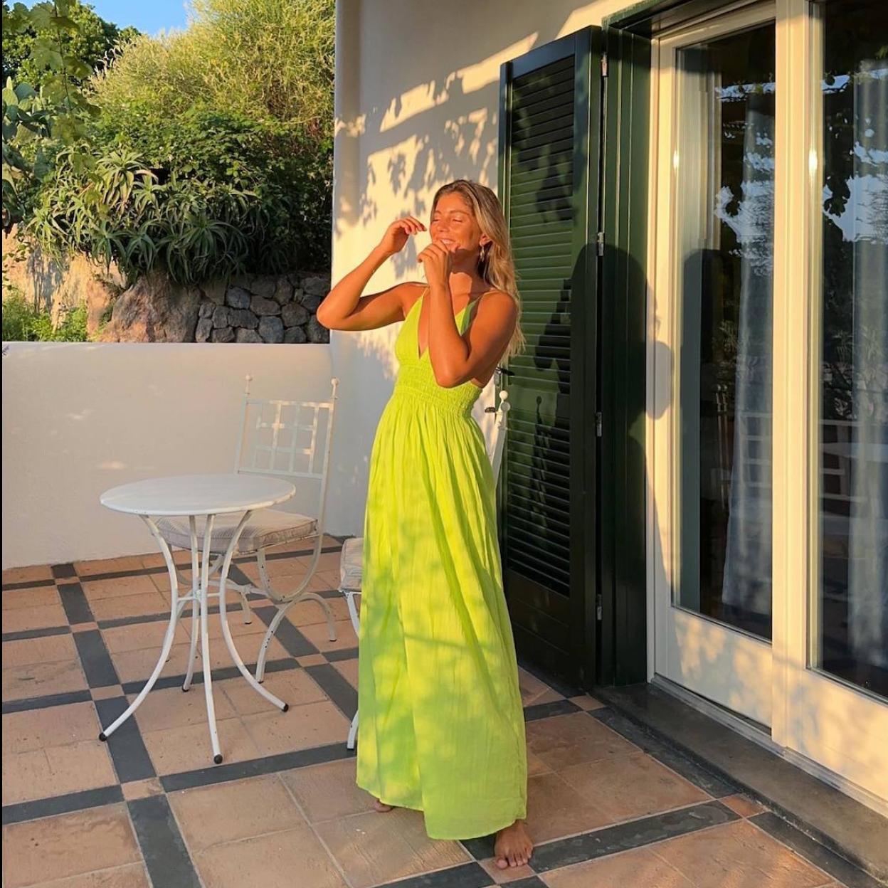 Influencer con vestido color neón