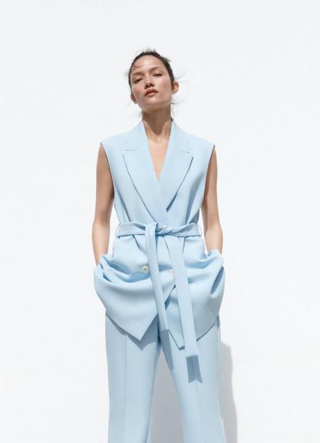 Imagen - Chaleco en celeste pastel con cinturón