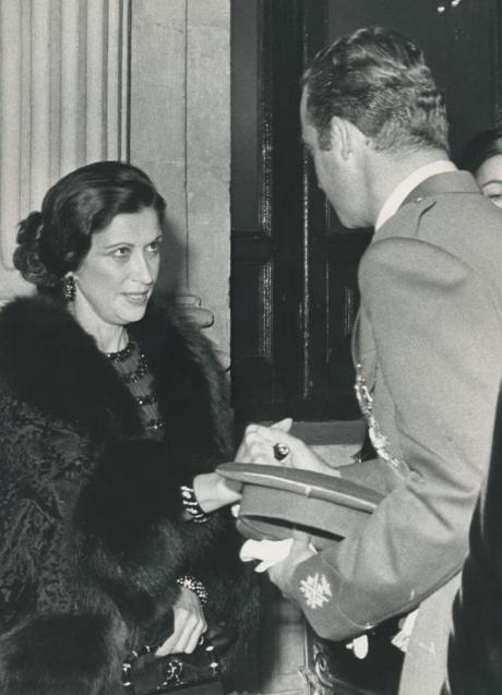 Imagen - Carmen Franco con su nariz ya operada, recibiendo las condolencias del entonces príncipe Juan Carlos, en el funeral de su padre, el dictador Francisco Franco. (FOTO: ARCHIVO ABC)