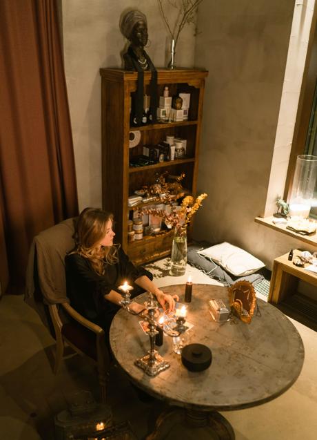 Imagen - Mujer con cartas del Tarot/PEXELS