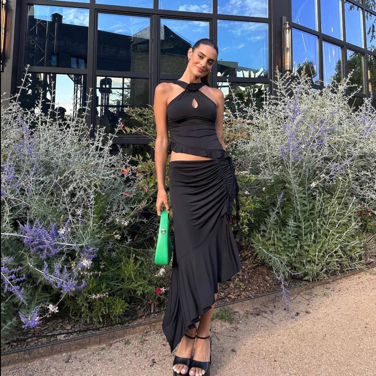 Influencer con el total look negro viral de las rebajas de Sfera