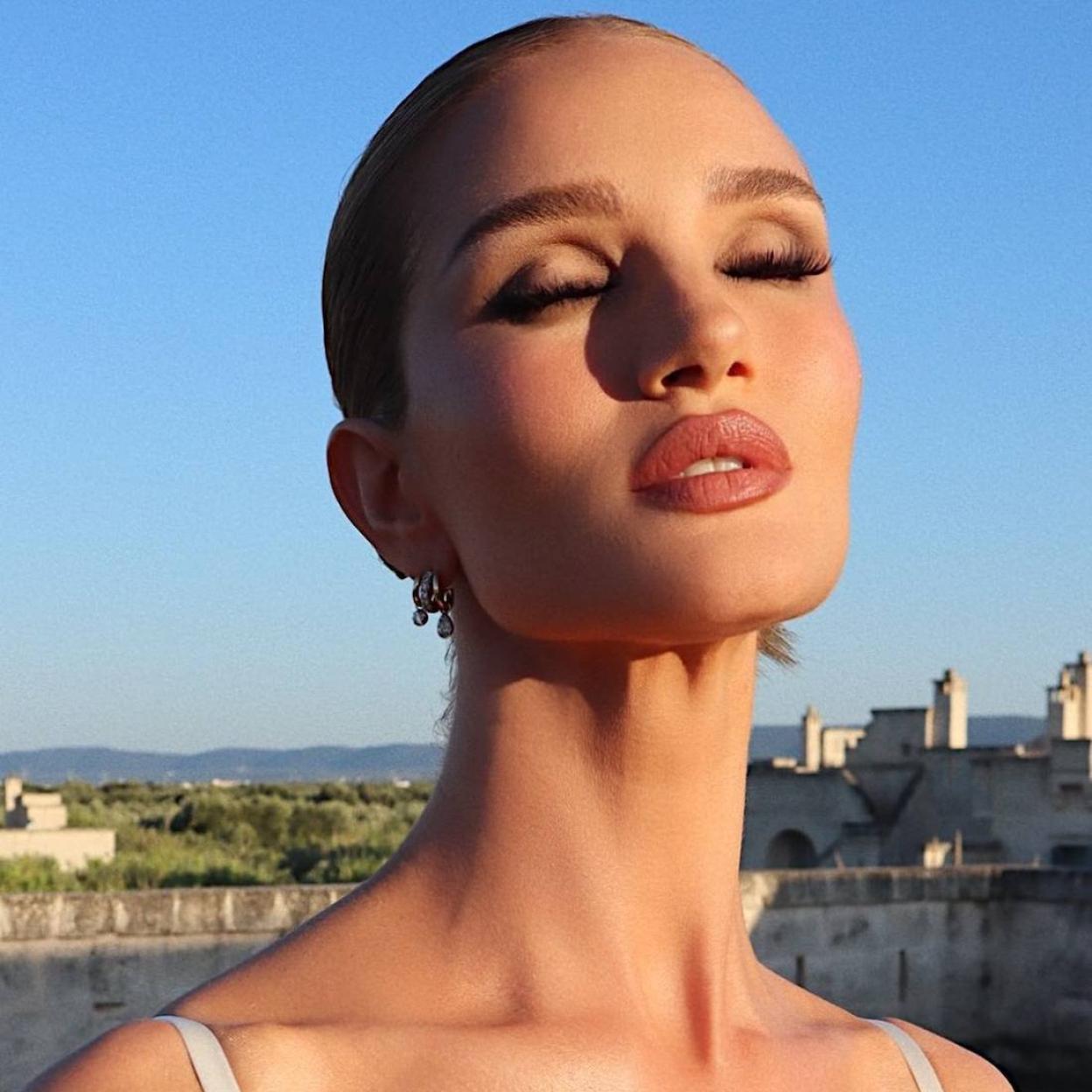 Rosie Huntington-Whiteley con labial en color natural