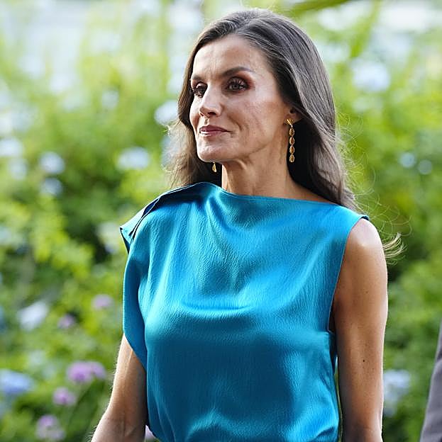 La reina Letizia y su look sorpresa en los Premios Mariano de Cavia: un conjunto de invitada y sandalias de tacón imposible