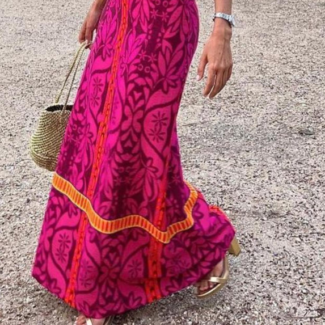 Una mujer con sandalias de tacón en dorado.