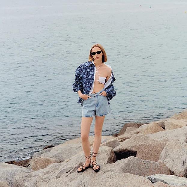 Las compras de la semana de Mango: vestidos de rayas, bolsos de rafia y muchas prendas de color rosa