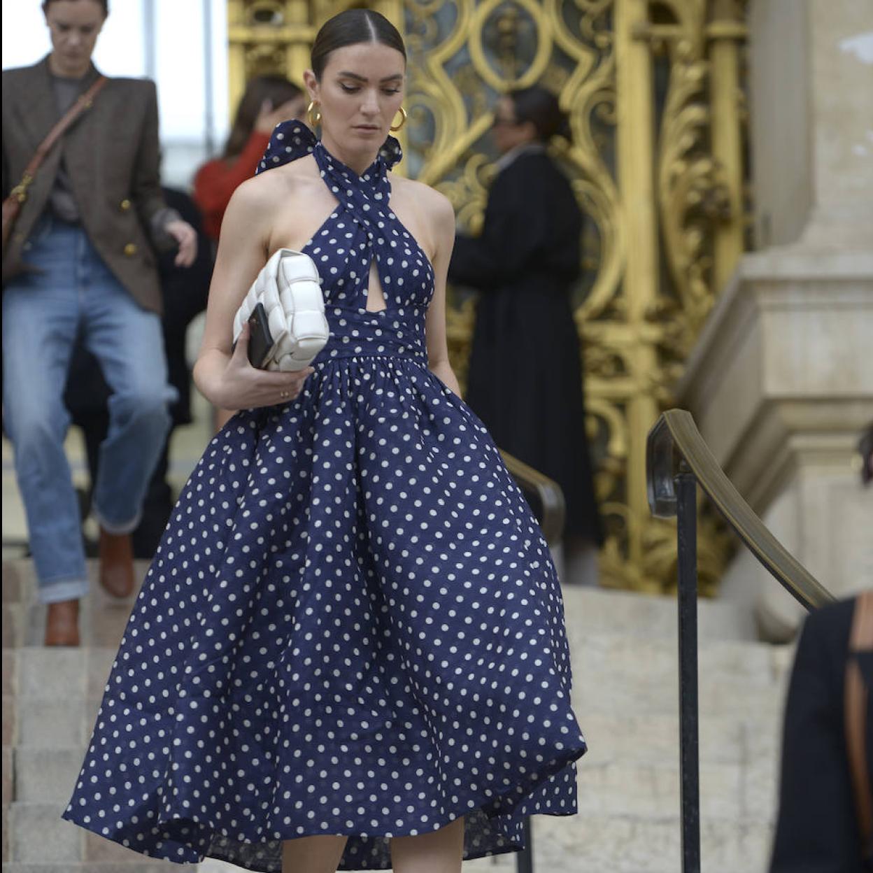 Influencer con vestido de lunares