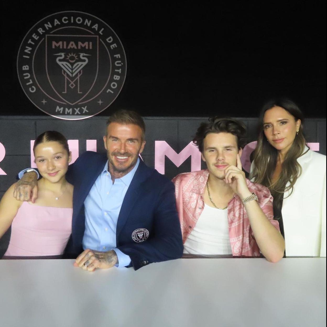 David y Victoria Beckham con sus hijos Cruz y Harper Seven.